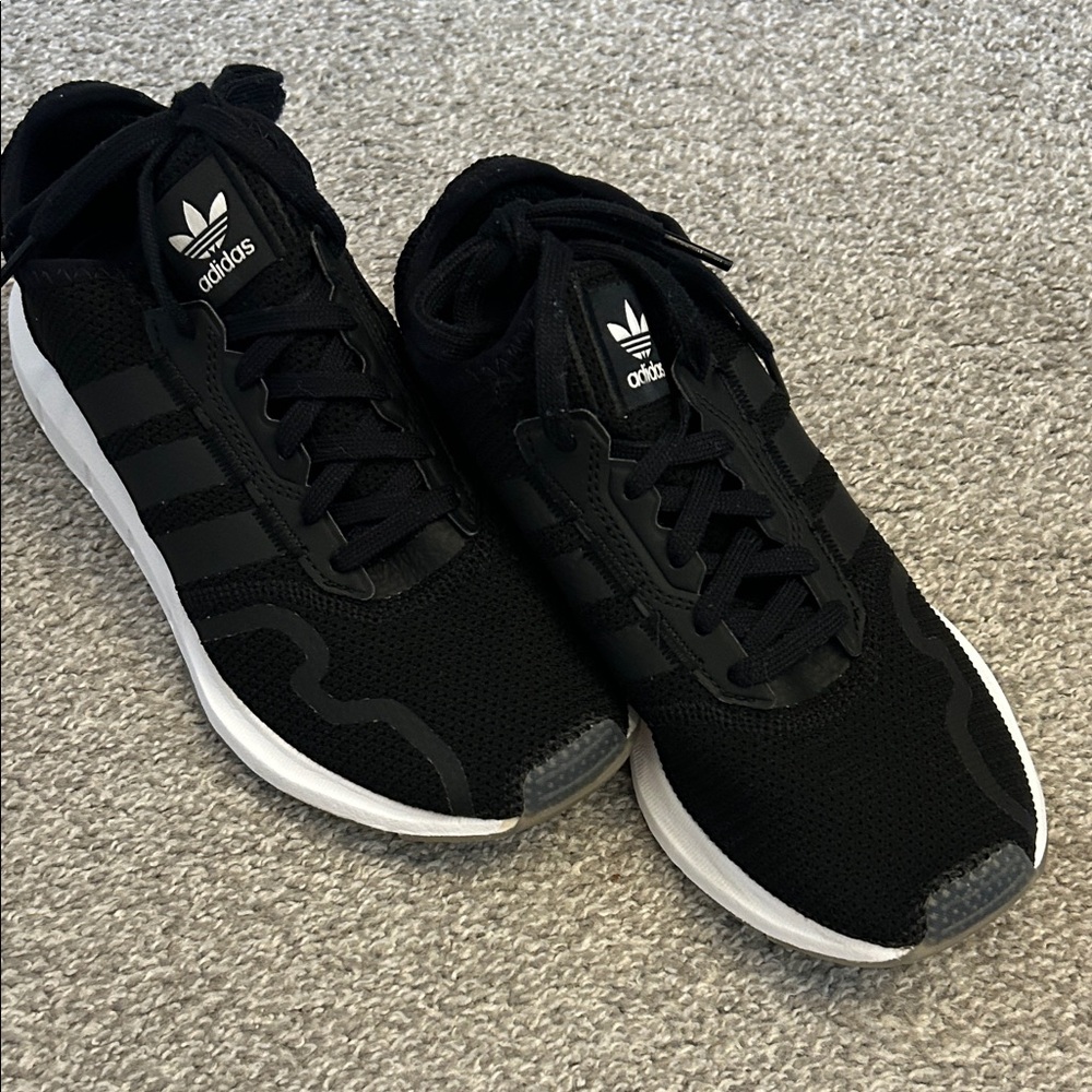 Adidas women’s shoe. Size 7. EUC